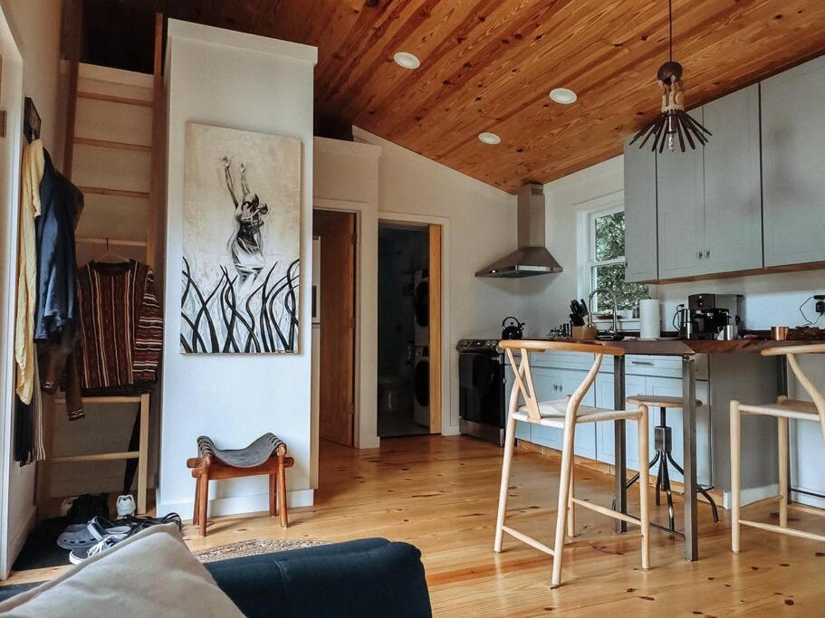 Modern Treehouse, Close To Downtown And Beach Уилмингтън Екстериор снимка