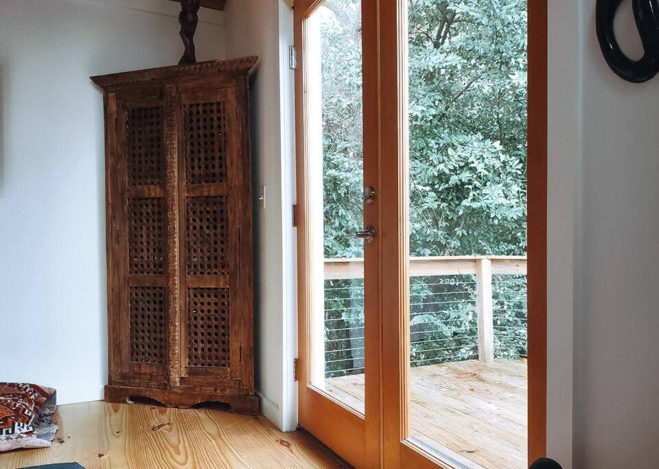 Modern Treehouse, Close To Downtown And Beach Уилмингтън Екстериор снимка
