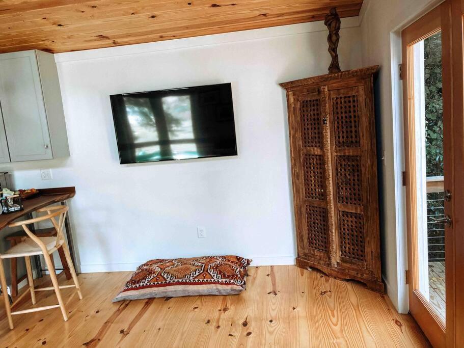 Modern Treehouse, Close To Downtown And Beach Уилмингтън Екстериор снимка